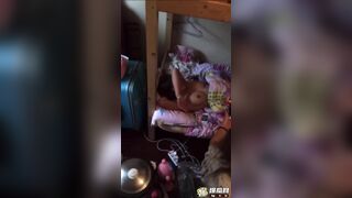 quay lén bạn cùng phòng kí túc xá