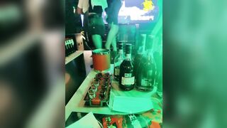 các em tay vịn khỏa thân nhảy múa trong quán karaoke