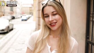 em gái âu mỹ khoe vú trên phố public