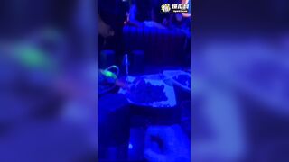 em sinh viên say rượu some luôn trong quán bar