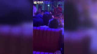 em sinh viên say rượu some luôn trong quán bar
