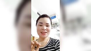 Chị gái máy bay quay cảnh mình tắm để gạ trai địt