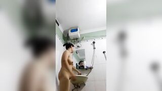 Chị gái máy bay quay cảnh mình tắm để gạ trai địt