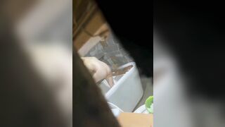 Quay lén em gái tóc vàng đi tắm