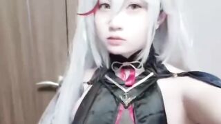 em sinh viên cosplay thủ dâm