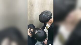 QUAY LÉN, 2 BẠN HS CHƠI NHAU TRONG WC