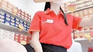 bé nhân viên siêu thị winmart lại thủ dâm ở chỗ làm - phần 5