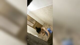 Quay lén em đeo kính xinh xắn trong phòng tắm