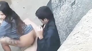 Bắt gặp cặp đôi lén lút địt nhau ngoài bờ biển