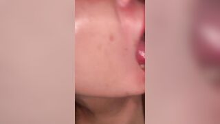 Cô bạn thân mê mẩn cây hàng to dài