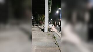 thằng bạn trai biến thái bắt con người yêu bò ra đường cho kích thích
