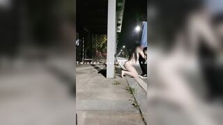 thằng bạn trai biến thái bắt con người yêu bò ra đường cho kích thích