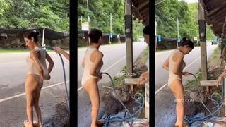 GÁI XINH TẮM NGOÀI ĐƯỜNG