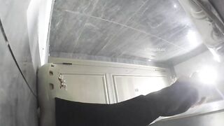 Quay lén gái xinh đi đái, Lấy giấy Lau Lồn Ở WC TTTM Cực nứng