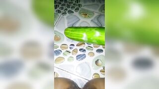 bé rau bến tre vú to lấy chộm dưa leo vào nhà tắm thủ dâm - phần 2