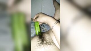 bé rau bến tre vú to lấy chộm dưa leo vào nhà tắm thủ dâm - phần 3