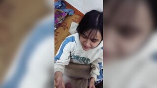 Em ấy lần đầu bú cu nên còn hơi bỡ ngỡ