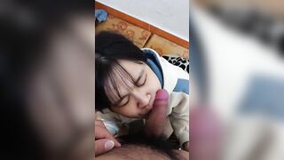 Em ấy lần đầu bú cu nên còn hơi bỡ ngỡ