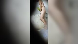 Em họ vú bự tắm 2