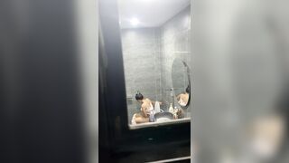 Quay lén em gái đi tolet
