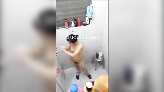 Chị họ tắm