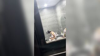 Quay lén  Em gái tới tháng đi tolet
