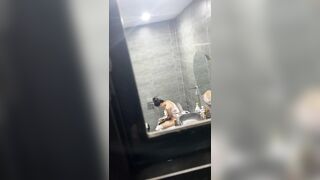 Quay lén  Em gái tới tháng đi tolet