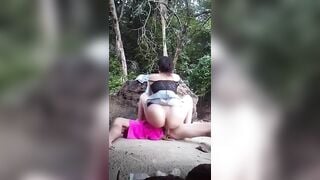 Chị gái nứng lồn dụ dỗ ông chú thiểu năng, nhéc cặc vào lồn dập trên đường vắng.
