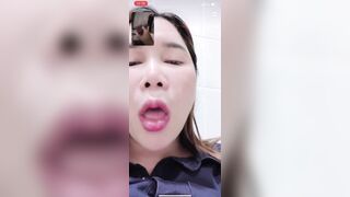 Cô giáo chủ nhiệm tranh thủ vào nhà vệ sinh call sex với học trò cưng.