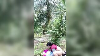 Rất khó mới dụ dỗ được vợ thằng khác ra sau rừng vắng đụ, vậy phải đụ cho nó đả.