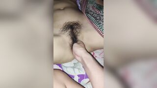 Nhéc cả bàn tay vào lồn em người yêu 17 tuổi cho nó phê.