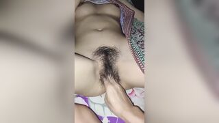 Nhéc cả bàn tay vào lồn em người yêu 17 tuổi cho nó phê.