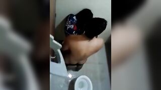 Quay lén thằng bạn đị nhau với gái trong nhà vệ sinh