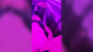 Nghịch lồn em nhân viên quán hát dâm