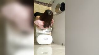 quay lén mấy em gái xinh đi đái em nào đít cũng tròn - phần 1