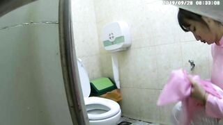 quay lén mấy em gái xinh đi đái em nào đít cũng tròn - phần 6
