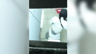 quay lén mấy em gái xinh đi đái em nào đít cũng tròn - phần 8