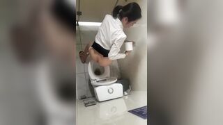 quay lén mấy em gái xinh đi đái em nào đít cũng tròn - phần 11