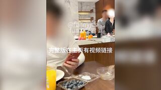 Ck vô tư bấm điện thoại trên bàn ăn mà k biết vợ dâm mình bị thằng b thịt ở sau lưng