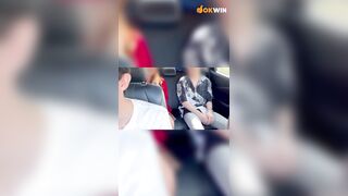 Dâm nữ vú bự nứng lồn cùng bạn trai sờ mò bú cặc public trên taxi phía sau a tài xế 2
