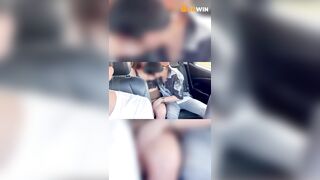 Dâm nữ vú bự nứng lồn cùng bạn trai sờ mò bú cặc public trên taxi phía sau a tài xế 3
