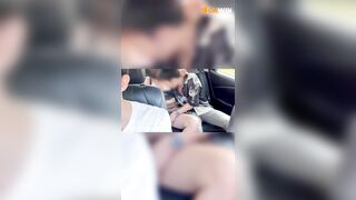 Dâm nữ vú bự nứng lồn cùng bạn trai sờ mò bú cặc public trên taxi phía sau a tài xế 3