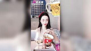 Dâm nữ dùng nước đái để chế mì ăn rồi dùng nước đái để làm nước uống giải khát