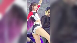 Lisa cực dâm với chiếc quần diễn ngắn đến háng