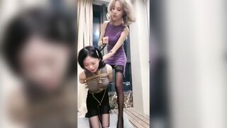 Đánh ghen tiểu tam, Trói tay bắt uống nước đái Bú liếm ngón chân cực nứng