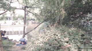 Club nước ngoài, Khoả thân Khoe hàng ở nơi công cộng pUblic lén lút