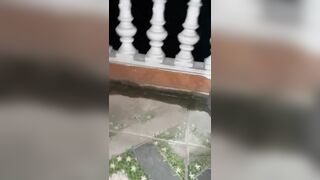 Thủ dâm bắn cả nước đái.