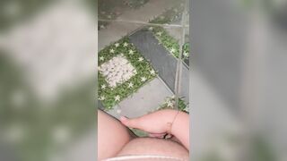 Thủ dâm bắn cả nước đái.
