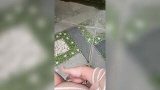 Thủ dâm bắn cả nước đái.