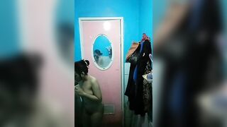 Quay lén chị vú to tắm 3